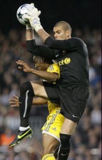 Victor Valdes making a good catch while for the Catalans in a Barcelona vs Villarreal encounter (La Liga)