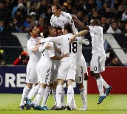 Players of Real Madrid celebrating together after Cristiano Ronaldo scores early against Marseille.