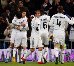 Real Madrid Players celebrating together the goal feast against Real Zaragoza.