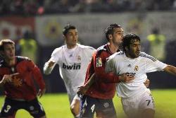 Osasuna players trying to contain Real Madrid players during a
corner.