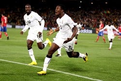 Ghana beat Serbia, Gyan celebrates.