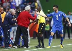 2010 World Cup: Italy's Marcello Lippi congratulates penalty goal scorer Vicenze Iaquinta against New Zealand.