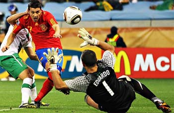 David Villa Scores against Eduardo, Portugal
