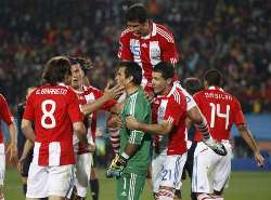 Paraguayans congratulate goalkeeper Villar 