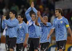 Uruguayan players applaud to the crowd after drawing 0-0 with France at the Cape Town Stadium.