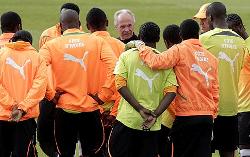 Former Cote d'Ivoire boss Sven Goran Eriksson in talks with his players during a training session in South Africa.