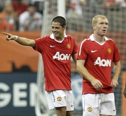 Manchester United's Javier Hernandez celebrates besides Paul Scholes.