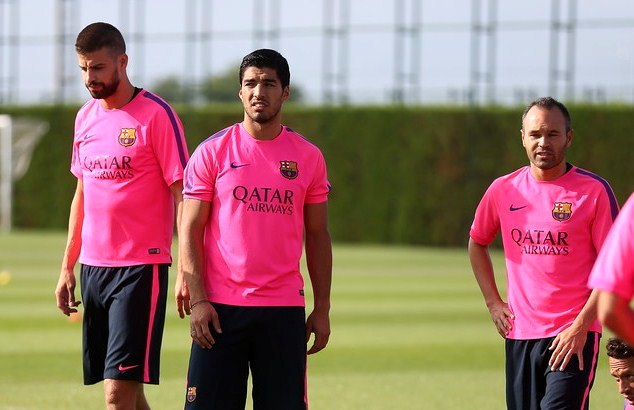 Luis Suarez in training with Barcelona's Pique and Andres Iniesta