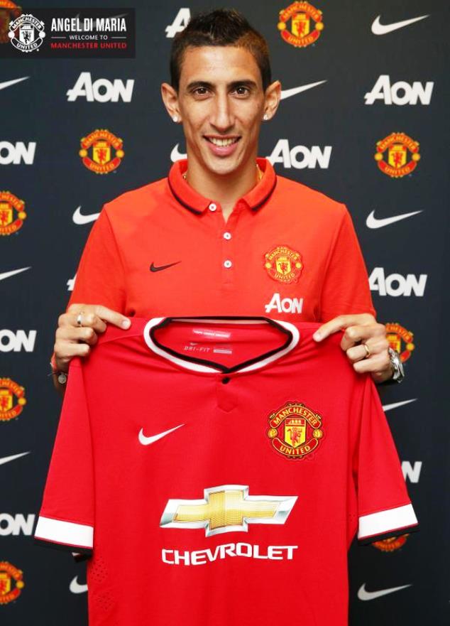 Di Maria signs for Manchester United, poses with his new shirt
