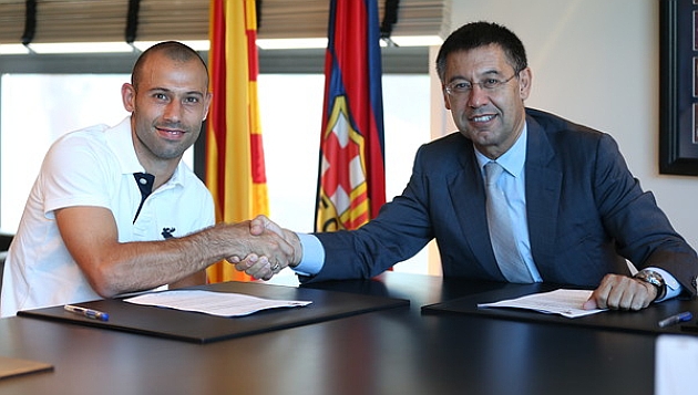 Mascherano signs his new contract with Barcelona