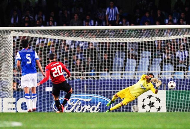 Van Persie misses a penalty kick against Real Sociedad 