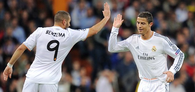 Benzema and Cristiano celebrate a goal for Madrid 
