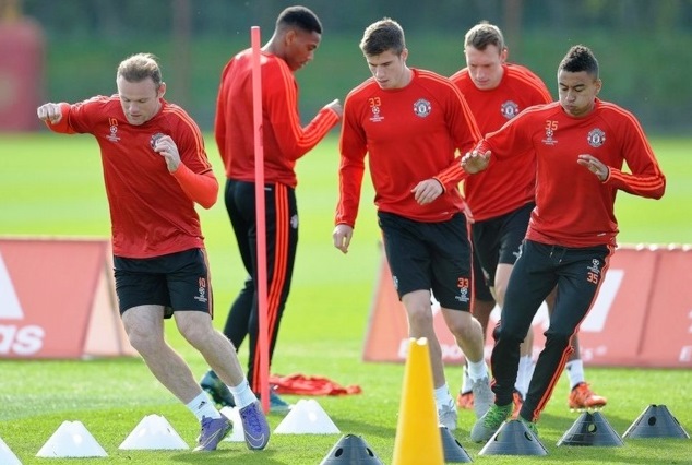 Manchester United players training 