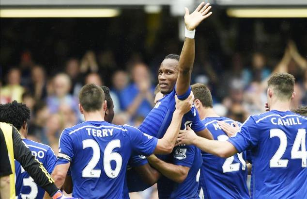Chelsea players carrying Didier Drogba 