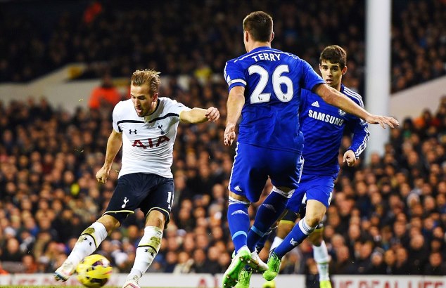 Harry Kane scores for Tottenham against Chelsea 