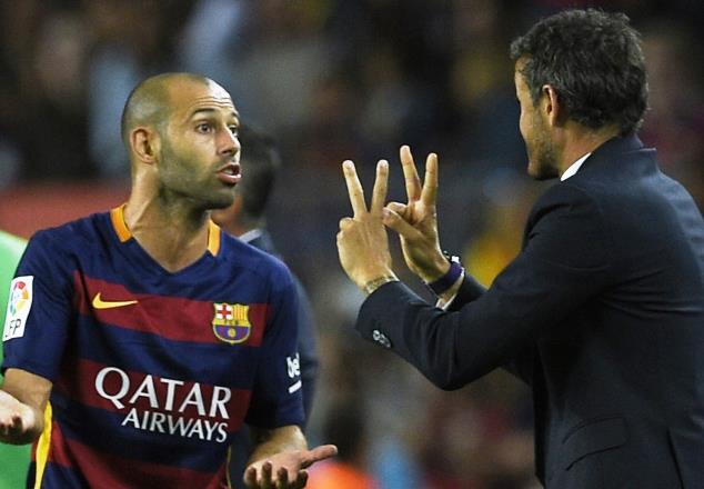 Javier Mascherano receiving instructions from Luis Enrique 