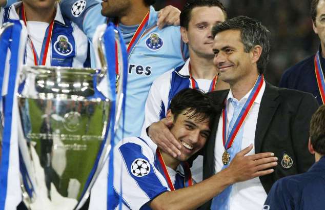 Mourinho lifts the Champions League with FC Porto 