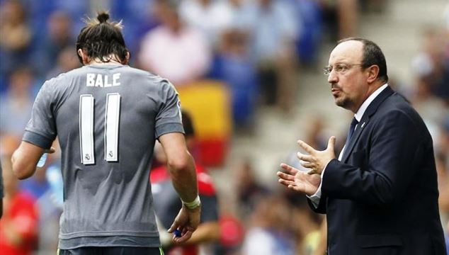 Gareth Bale receives instructions from former Real Madrid manager Rafael Benitez 