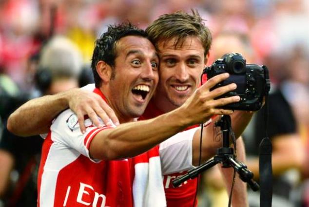 Arsenal players take a selfie
