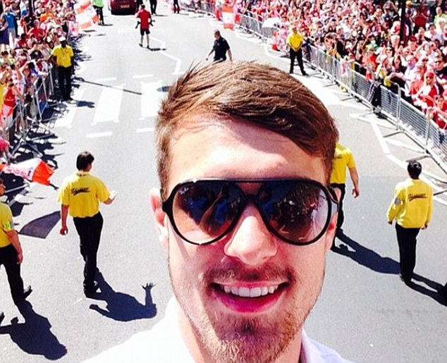 Ramsey takes a selfie with Arsenal supporters