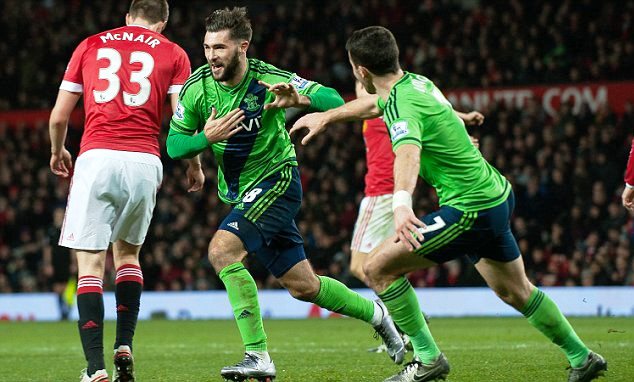 Charlie Austin scores his debut goal for Southampton against Man United 