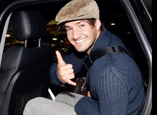 Pato arrives in London to sign for Chelsea 