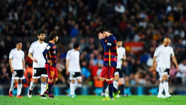 Dejected Barca players during the 2-1 loss to Valencia at Nou Camp