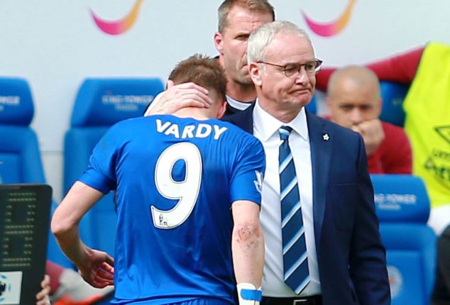 Leicester City boss Claudio Ranieri consoles a dejected Vardy after receiving his first red card of the season