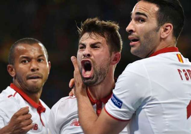 Coke (center) celebrates his brace against Liverpool in the final of the Europa League in Basel