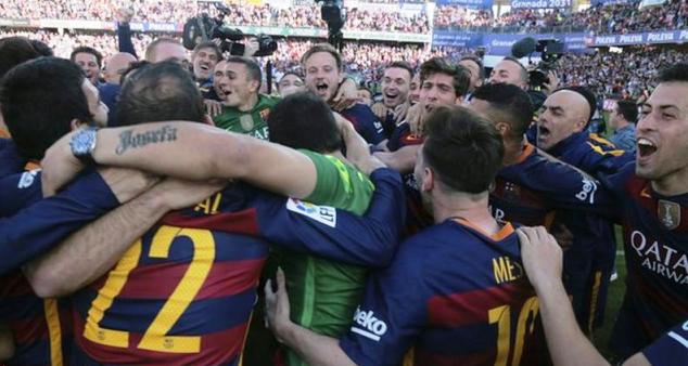 Barca players celebrate winning La Liga
