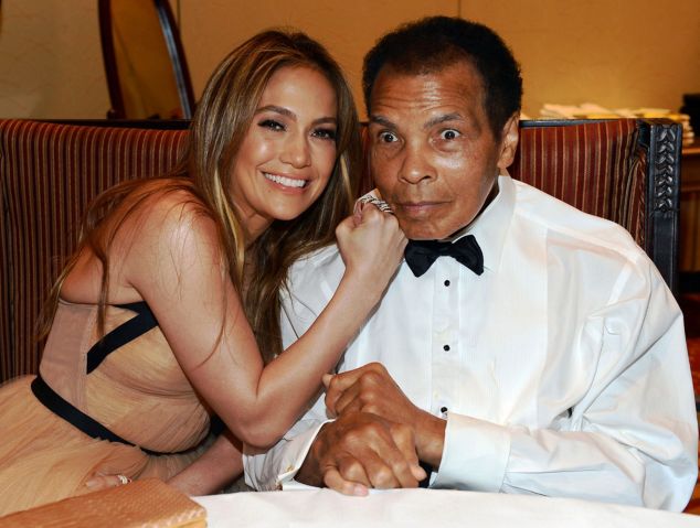 The late Muhammad Ali poses with renown RnB singer Jeniffer Lopez