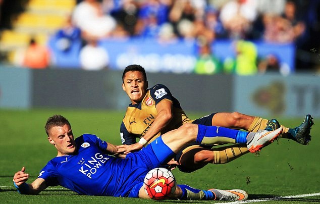 Arsenal's Alexis Sanchez battles it out with Leicester City's Jamie Vardy on September 26, 2015 at the King Power Stadium.