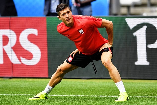 Poland's Robert Lewandowski in a previous training session at the Euro 2016 in France