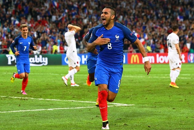 Payet celebrates his goal for France at Euro 2016