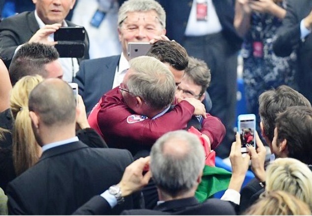 Ronaldo hugs SAF at Euro 2016 final