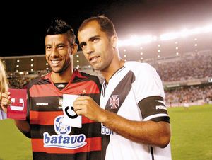 Flamengo goalkeeper Felipe and defender Leonardo Moura are happy to welcome Ronaldinho at the club.