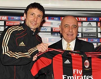 Mark van Bommel will end his career at AC Milan.