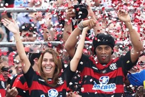 Ronaldinho ignored Gremio for Flamengo. Around 20,000 fans greeted him upon his arrival at the club.