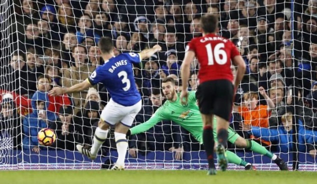 Baines scores from the spot to equalize for Everton