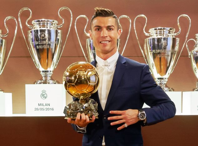 CR7 poses with the award on Monday