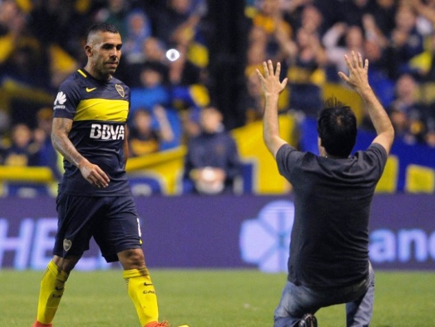 Tevez's fan begs him not to leave Boca Juniors