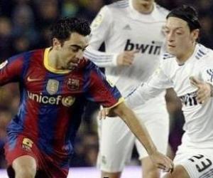 Xavi vs Ozil is another Copa del Rey 2011 battle.