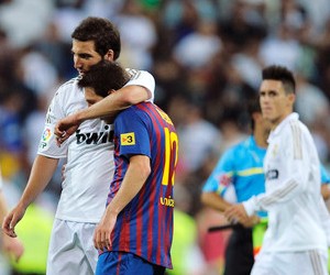 Who will triumph in the 2011 Supercopa de Espana second leg match?