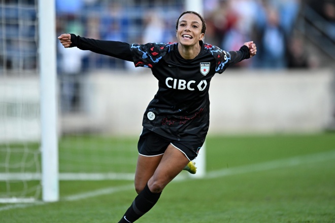 Swanson makes history with NWSL contract