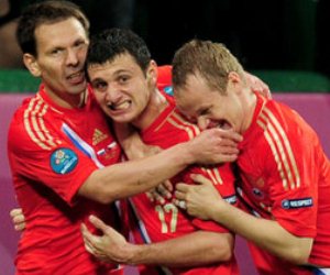Russia are poised to silence Poland's home crowd and secure UEFA Euro 2012 quarter-final tickets.