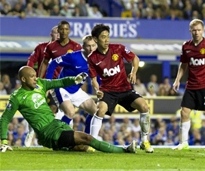 Manchester United play Fulham on Saturday, August 25, 2012. Watch LIVE.