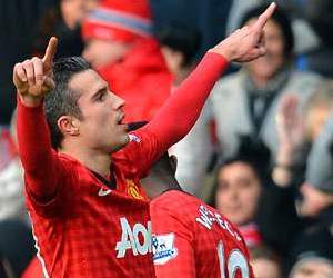 Robin van Persie's goal powered Manchester United to a 2-1 victory over Liverpool. 