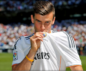 Gareth Bale kissed his badge during his Real Madrid presentation on September 2, 2013.