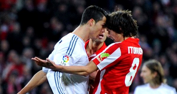 Ronaldo and Iturraspe clashing with their heads