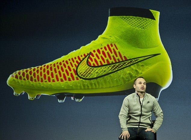 definido técnico deficiencia Andres Iniesta presents new Nike Magista boots (pictures)